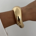 Minimalistische brede open manchetarmband met gouden lavatectuur en gepolijste afwerking - Onregelmatige Brede Open Armband (2431) / Goud