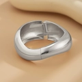 Gepolijste zilveren manchetarmband met onregelmatige lavastructuur en breed metaalontwerp - Onregelmatige Brede Open Armband (2431) / Wit K/Zilver