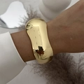 Minimalistische brede gouden manchetarmband met onregelmatige organische textuur en design - Goud