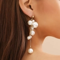 Boucles d'oreilles pendantes dorées avec perles blanches sur modèle, design long à franges - Style Doré (3091)