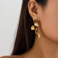 Detailaufnahme goldener Spiralohrring im Liquid-Metal-Stil am Ohr des Models - Goldene Ohrstecker (3061)