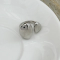 Bague en métal liquide argenté poli au design irrégulier sur une assiette en céramique - Style Galet Double Perle (0736) / Argent (0736)