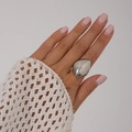 Bague goutte d'argent liquide poli sur le doigt d'un mannequin en style minimaliste - Argent (0910)