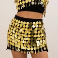Detalle macro de lentejuelas doradas en el top corto y la minifalda negra de fiesta - Conjunto Dorado (1633)