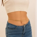 Catena per il corpo a doppio strato con perline dorate indossata su jeans - Oro