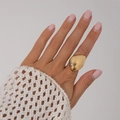 Grosse bague dorée en métal liquide au design de goutte polie sur la main - Or (0910)