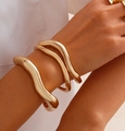 Dettaglio di bracciali dorati stile lava dal design irregolare stratificati sul polso - Combinazione Di Bracciale Spesso (5160) / Oro