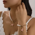 Set collana e bracciale di perle con ciondoli a stella marina rosa e chiusura a levetta dorata - Oro + Rosa