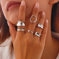Set di 6 anelli argento texture lava con finitura metallica su modella - Combinazione Di Anello (5148) / Argento