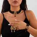 Primer plano de conjunto choker vintage con cuentas negras y detalles de borlas doradas - Estilo Étnico Vintage (5360) / Dorado + Negro