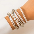Détail d'un lot de cinq bracelets superposés avec perles blanches et tubes en métal argenté - Set de 4 pièces / Style Argenté (4760)