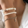 Juego de 3 pulseras de capas con perlas blancas, cadena de metal plateado y colgante de S - Plateado (2424)