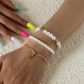 Juego de tres pulseras de cadena dorada y perlas blancas con un colgante de la letra S - Dorado (2424)