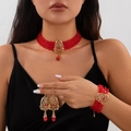 Set vintage da tre pezzi in cristallo rosso con nappe a goccia e metallo dorato traforato - Set Collana Bracciale E Orecchini (5360K4) / Oro e Rosso