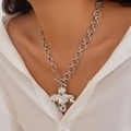 Zilveren punk ketting met gehamerd kruis en OT-sluiting gedragen door een model - Gehamerd Kruis Stijl (6678) / Zilver