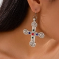 Boucle d'oreille croix en argent vintage avec cristal rouge et détails sur un modèle - Boucles d'oreilles en argent