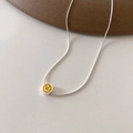 Detailaufnahme des gelben Emaille-Smiley-Anhängers an einer silbernen Schlangenkette - Gelber Stil (XL0479)