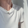 Détail du pendentif cylindre en émail arc-en-ciel sur chaîne argentée avec t-shirt blanc - Collier Pendentif Arc-en-Ciel (DZ0017+XL0270)