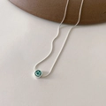 Détail d'un pendentif sourire créatif en émail sur une chaîne serpent argentée élégante - Style Vert (XL0479)