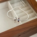 Makroaufnahme von Silber-Schlangenarmband mit Gravur und bunten Zirkon-Perlen - Bunter Zirkonia Beschriftetes Geflochtenes Armband (SL0511)