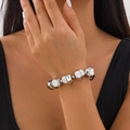 Detalle de cuentas cúbicas geométricas plateadas grandes en un collar de metal pulido - Pulsera Plateada (2522)