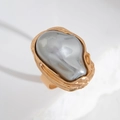 Détail d'une grande perle baroque grise sur bague en métal texturé doré vieilli - Bague en perle artificielle grise