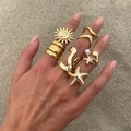 Boho Gold-Ring-Set mit Sonnentotem und Seestern-Motiven auf sandigem Hintergrund - Ozean-Thema Sonne Seestern Ring (6054)