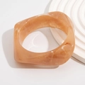 Bracciale minimalista spesso in acrilico con trama marmo caramello su base bianca - Bangle in Resina Marmorizzata Tè al Latte (2503) / colore tè al latte