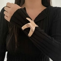 Bracciale rigido aperto a forma di stella marina color oro champagne su manica nera - Bracciale Rigido Aperto Stella Marina Grande Oro (2555) / Oro