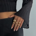 Ensemble de bagues dorées épaisses aux styles géométriques variés sur la main d'un mannequin - Style Or Clair (5524)