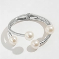 Brazalete con bisagra de plata multicapa con cuatro perlas blancas de diseño elegante - Brazalete Abierto Perla Plata