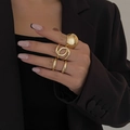 Ensemble de bagues dorées polies incluant un dôme goutte et des anneaux fins - Style Croisé Double Boucle Grand Dôme / Or clair