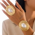 Set gioielli dorati in metallo liquido con bracciale di perle ovali e anello - Bracciale E Anello / Oro chiaro