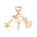 Detalle de llavero dorado con colgantes de estrella de mar, caracola y mosquetón corazón - Colgante de Perla Estrella de Mar Hebilla Corazón / Estilo Dorado (0282)