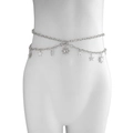 Dettaglio catena corpo boho argento con ciondoli sole luna e stella sul modello - Sole Luna Stelle / Stile Celeste Argento (1712)