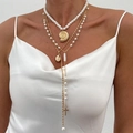 Collana a tre strati dorata con perle bianche, pendenti a conchiglia e ciondolo a croce - Set Oro