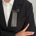 Brosche mit silbernen Metallketten und Quasten auf schwarzem Revers für modernen Stil - Langer Quastenkette Stil (0344) / Silber