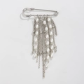 Spilla a balia argentata con perle finte pendenti e decorazione di nappe a catena metallica - Catena Multistrato Nappa di Perla (0363) / Argento