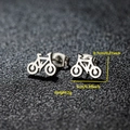Macro d'écrans d'oreilles vélo argentés de 1,0cm par 0,7cm sur un fond gris texturé - Forme de Vélo (004) / Acier