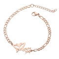 Detailansicht eines roségoldenen Schmetterlingsarmbands mit Figaro-Kette und Verschluss - Roségold
