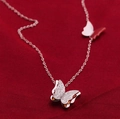 Macro-opname van roségouden dubbellaagse vlinderhanger met matte en spiegelende afwerking - Ketting Staalkleur