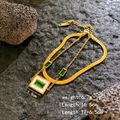 Goldenes zweilagiges Armband mit grünen quadratischen Edelsteinen und Schlangenkette - Stapelbare Armbänder / Gold/Smaragdgrün