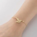 Elegante gouden kolibrie armband voor dames met holle dierenhanger aan een fijne schakelketting - Gouden Vogel