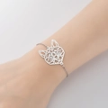 Pulsera minimalista de acero inoxidable con un delicado colgante de gato en la muñeca - Gato Plata