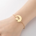 Pulsera minimalista de acero inoxidable dorado con colgante de gato y luna en la muñeca - Gato Luna Dorado