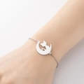 Pulsera minimalista de acero inoxidable plateado con colgante de gato sobre media luna - Gato Luna Acero