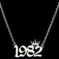 Zilveren roestvrijstalen ketting met 1982 jaartal hanger en kroon op zwarte achtergrond - Zilver (1982)