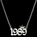 Zilveren roestvrijstalen ketting met kroon en 1989 getal hanger op zwarte achtergrond - Zilver (1989)