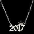 Zilveren ketting met 2017 jaartal hanger en kleine kroon op zwarte achtergrond - Zilver (2017)