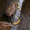 Collier doré avec cinq petites marguerites, longueur 40+4,5cm et poids de 3,8g - Motif Marguerites Multiples / Or